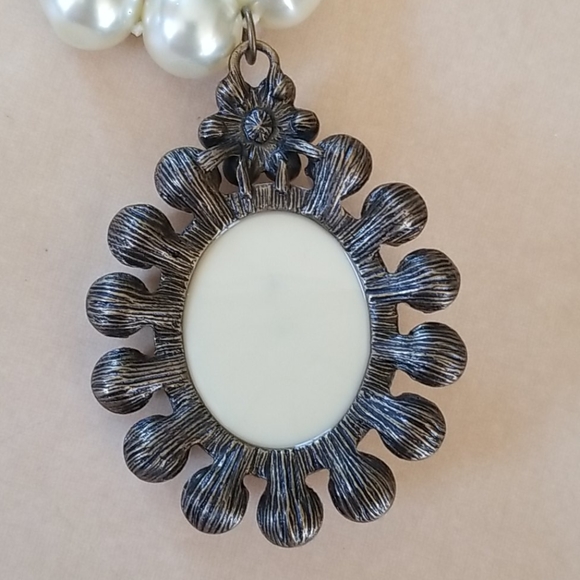 Hand Crafted Baroque Glass Pearl Queen Bee Pendant Necklace - Picture 6 of 12